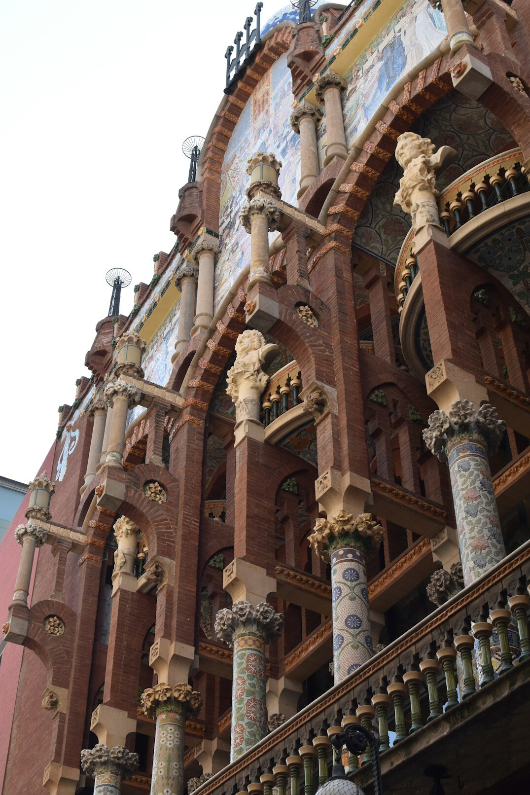 Fachada ornamentada de un edificio histórico con balcones de hierro