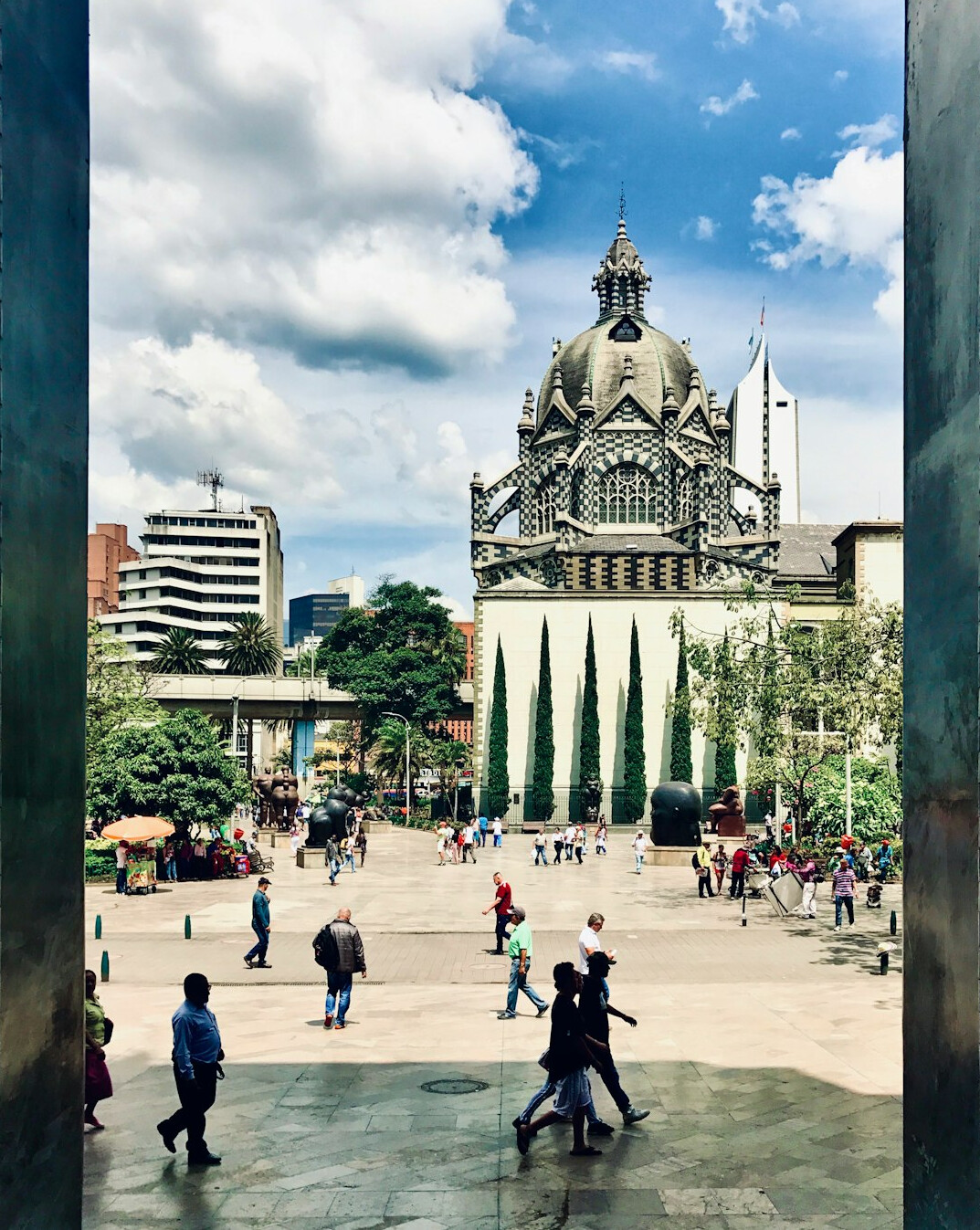 Personas caminando por una plaza urbana en el centro de una ciudad chilena
