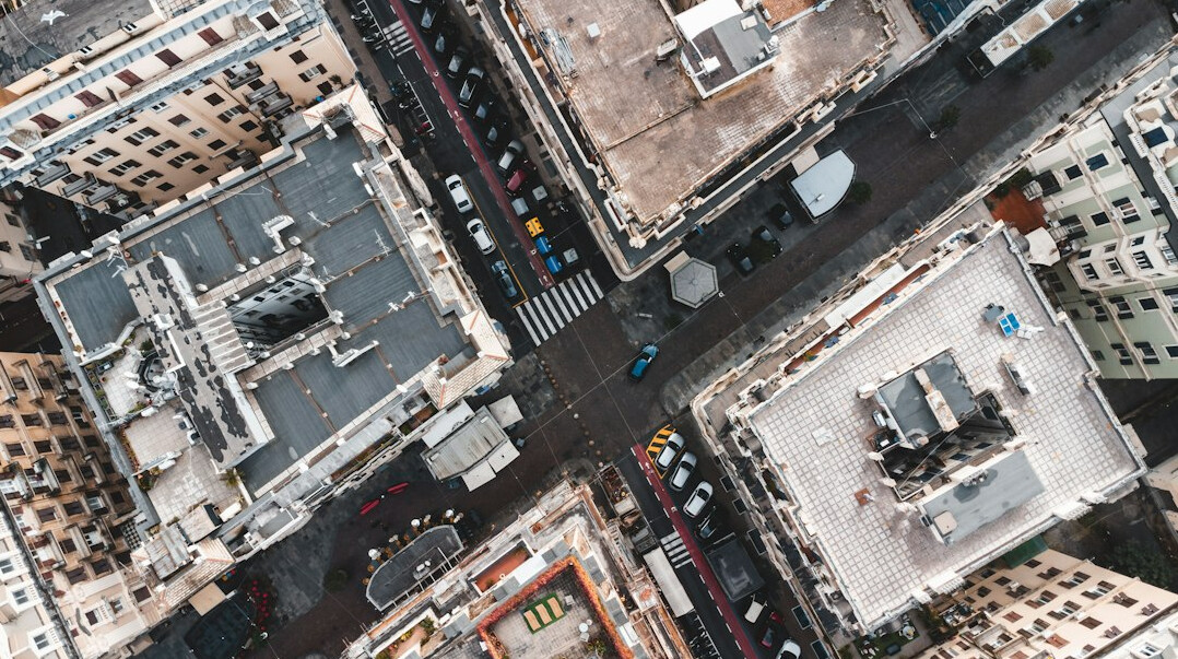 Vista hacia arriba de edificios modernos y antiguos combinados en una ciudad