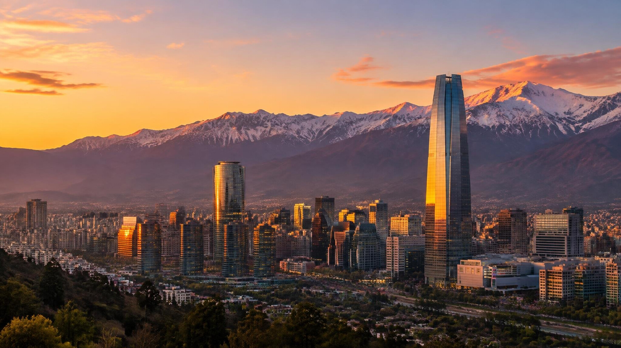 Horizonte urbano de una ciudad chilena al atardecer con la cordillera de fondo