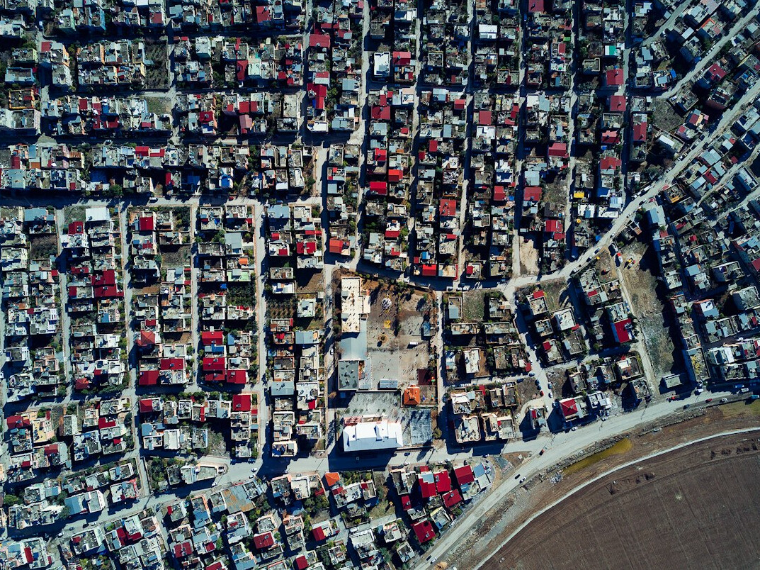 Vista aérea de manzanas de viviendas y calles de una ciudad chilena