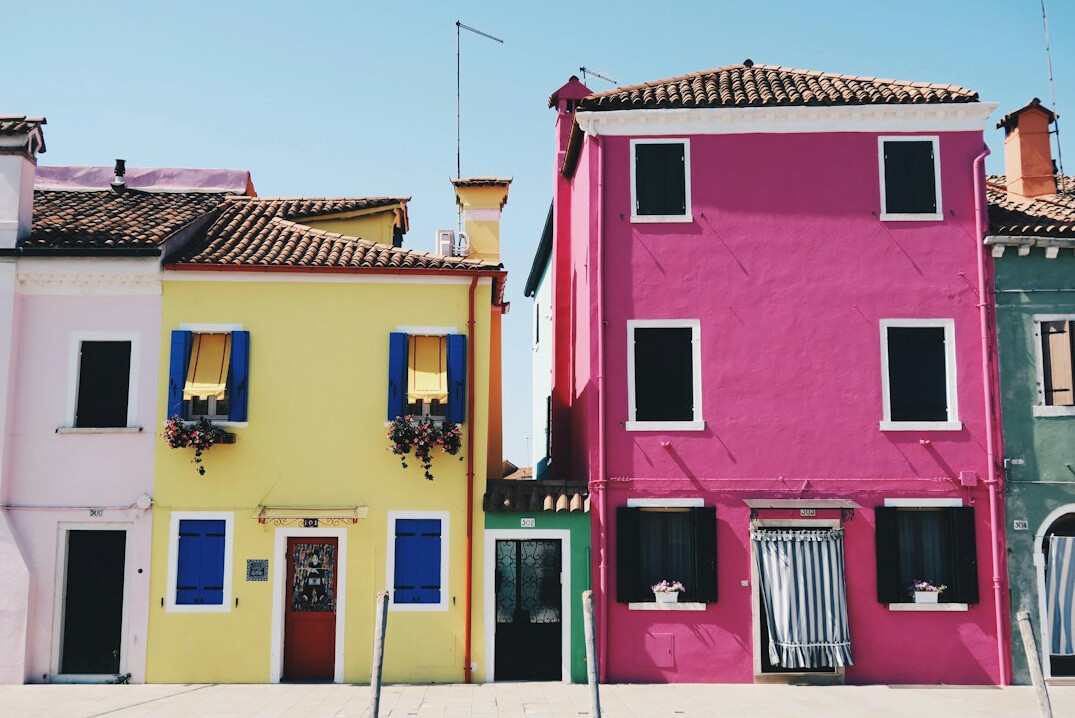 Casas coloridas construidas sobre una colina en una ciudad portuaria chilena