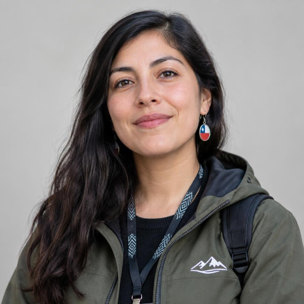 Retrato de una joven guía comunitaria chilena