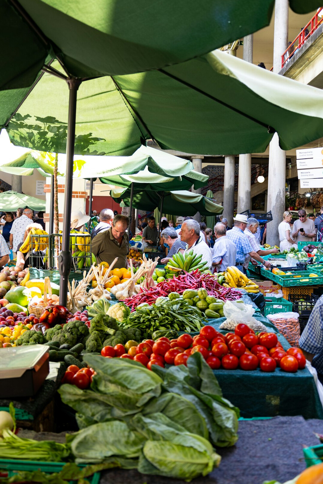 Mercado callejero con puestos de frutas y verduras y vendedores chilenos