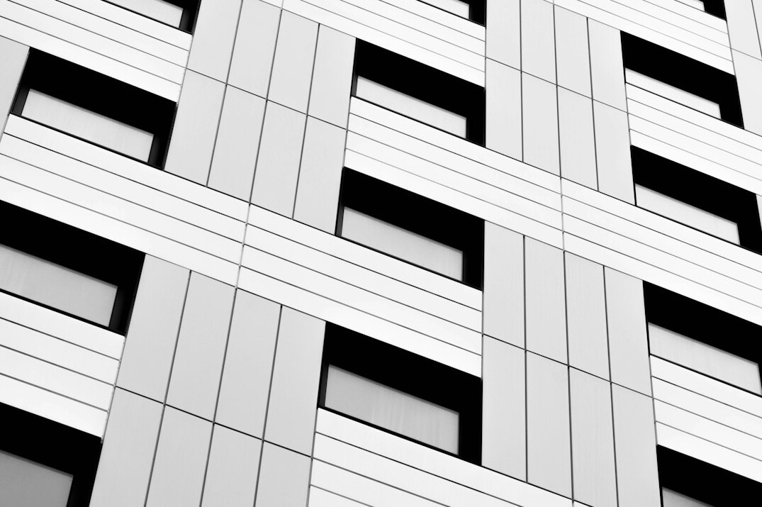 Detalle de arquitectura moderna con líneas geométricas en una fachada urbana